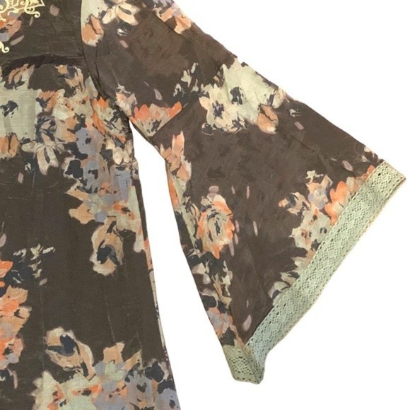NWT Urban Mangoz Women’s Tunic Gray Floral Bell Sleeve Size Large - Picture 3 of 8